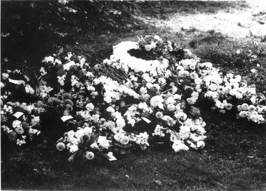 The flowers by the graveside